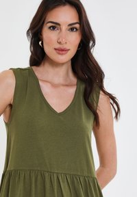 Threadbare BYERS TIERED - Vestido ligero - olive