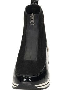 Bottine noire à fermeture éclair, dessus en suède texturé, bout en vernis brillant, et semelle à rayures blanches contrastantes.