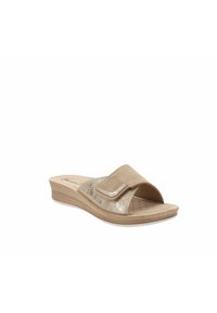 Sandalo beige slip-on con una toma metallizzata texture, soletta imbottita, cinturino regolabile con decorazioni a borchie e tacco basso a cuneo.