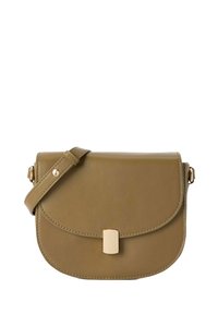 Sac en bandoulière en cuir vert olive avec un rabat incurvé, une fermeture magnétique dorée et une sangle réglable. Texture lisse avec des bords surpiqués.