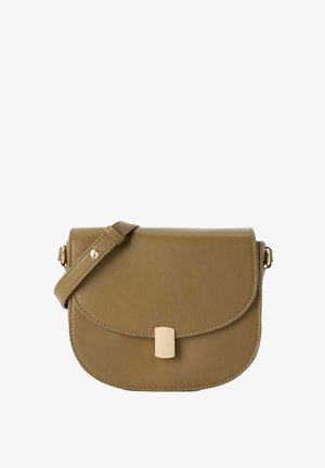 Olivgrüne Leder-Umhängetasche mit einem geschwungenen Deckel, einem goldenen Magnetverschluss und einem verstellbaren Tragegurt. Glatte Textur mit gesteppten Kanten.