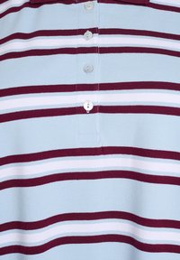 Polo à manches courtes en bleu clair avec des rayures horizontales bordeaux et blanches. Doté d'une patte de boutonnage à trois boutons et d'une texture douce.