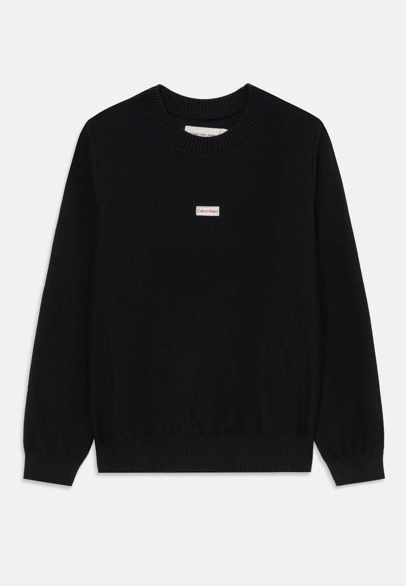 Maglione nero lavorato a maglia con collo a girocollo e polsini a coste, con una piccola etichetta del logo Calvin Klein rossa e bianca sul petto.