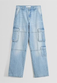 Ljusblå denim cargobyxor med lös passform, utrustade med flera sidofickor och rak ben design. Synliga sömdetaljer på tyget.