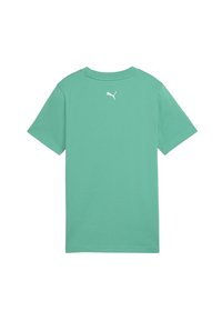 Maglietta verde menta a maniche corte, semplice, con un piccolo logo Puma bianco centrato vicino al collo posteriore superiore.