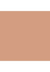 Kaksi nuorta naista kantaa useita ostoskasseja kävellessään ulkona aurinkoisena päivänä, hymyillen ja nauttien toiminnasta.