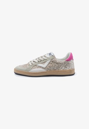 Sneaker basso con suede beige e stampa leopardata, striscia del logo bianca, tacco glitterato, accento rosa e suola in gomma color tan.