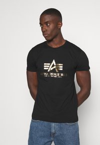 Alpha Industries - FOIL - T-shirts med print - black/yellow gold Miniatyrbilde 1