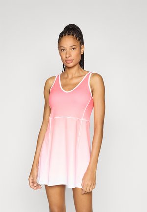 Rosafarbenes Kleid mit Farbverlauf aus glattem Stoff, mit V-Ausschnitt, dünnen weißen Trägern und einer ausgestellten Silhouette, die bis zur Mitte des Oberschenkels reicht.