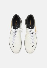 Nike Performance PHANTOM GX 2 PRO TF - Muru jalgpallisaapad - white/black/metallic gold coin