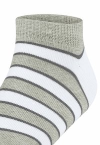 Skarpetki sięgające kostek w jasnoszarym kolorze z białymi i ciemnoszarymi paskami. Wykonane z miękkiego materiału dzianinowego, z prążkowanym mankietem zapewniającym dobre dopasowanie.