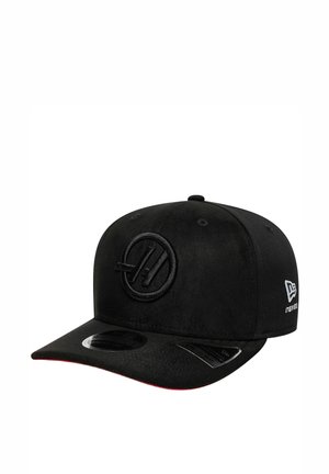 Schwarze New Era Snapback-Kappe mit rundem Logo auf der Vorderseite und weißem New Era Logo an der Seite, dargestellt vor weißem Hintergrund.