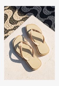 Geselecteerd, beige