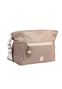 Bolso de nailon beige con un bolsillo con cremallera, herrajes en tono dorado y una correa para el hombro con un patrón que presenta el texto "LIVE". Acabado texturizado.