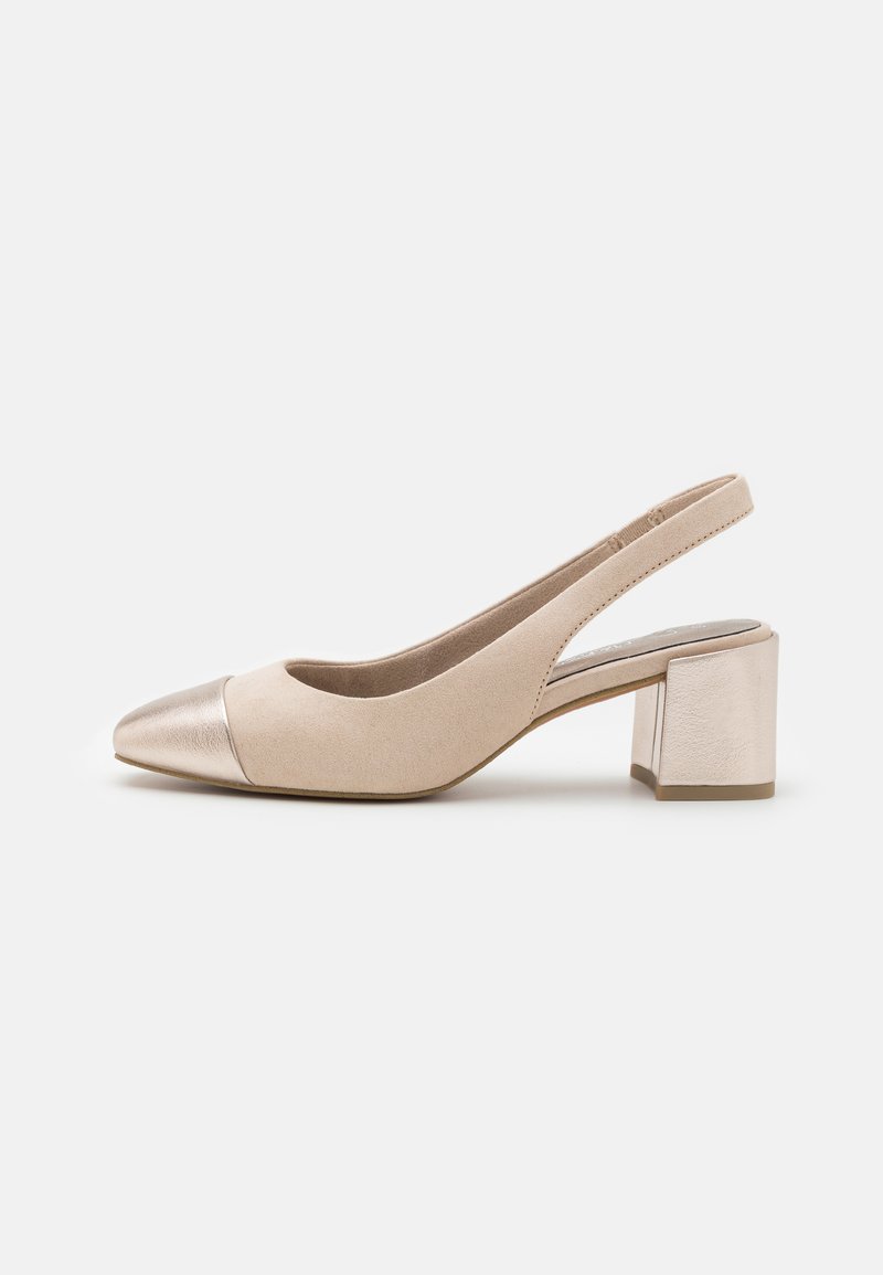 Sapatilhas de salto slingback em camurça bege claro com biqueira em metal dourado e salto bloco, apresentando uma textura suave e um design minimalista.