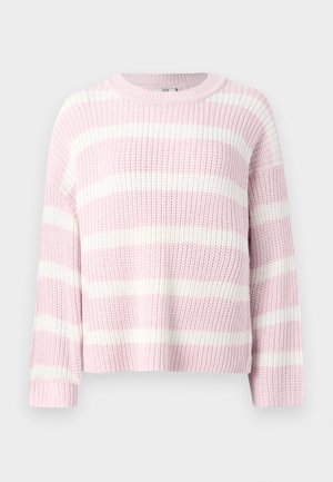 Knit pulover z grobimi šivi in širokimi horizontalnimi črtami v pastelno roza in beli barvi, ki ima okroglo ovratnico in dolge rokave.
