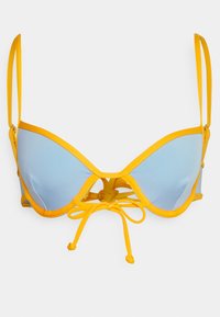 Top de bikini azul claro com acabamento amarelo, apresentando um design estruturado, alças ajustáveis e um detalhe central de laço para um ajuste perfeito.