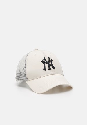 Beige Baseballcap mit einem schwarzen, gestickten "NY"-Logo auf der Vorderseite, ausgestattet mit einem Netzrücken und einem gebogenen Schirm, der für Belüftung sorgt.
