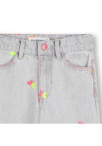 Jeans in denim grigio con ricami colorati di cuori e farfalle in rosa, verde e arancione. Cuciture rosa a contrasto e bottone rosso.