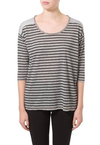Top de manga larga a rayas grises con cuello redondo, hombros en gris sólido contrastante y un corte holgado. La tela parece suave y con textura.