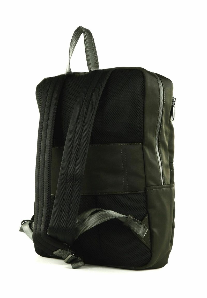 Mochila negra con forma rectangular, hecha de tejido texturizado, con correas acolchadas y un panel de malla para transpirabilidad. Detalle de cremallera visible.