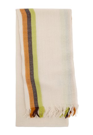 Złożony kremowy, tkany szalik z frędzlami i pionowymi paskami w kolorze pomarańczowym, brązowym i zielonym po jednej stronie.