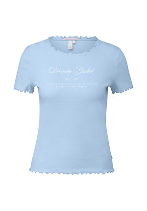 Chemise bleu clair côtelée à manches courtes avec bords volantés, présentant le texte blanc "Divinely Guided" et un message plus petit en dessous avec une icône de cœur ailé.