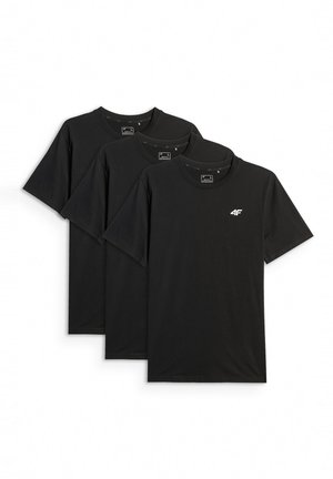 Trzy czarne T-shirty z krótkim rękawem i okrągłym dekoltem ułożone jeden na drugim, z małym białym logo 4F na lewej piersi przedniej koszulki.