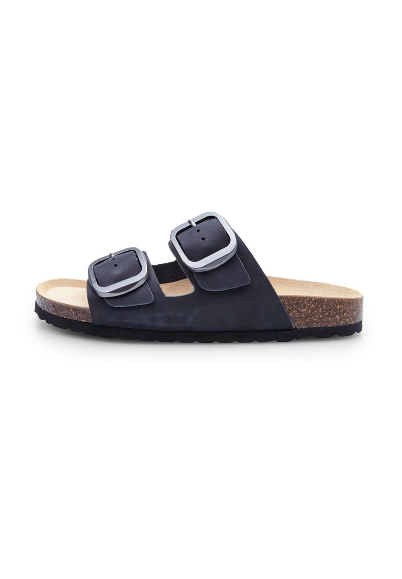Sandali in suede blu navy con due fibbie regolabili, soletta in sughero e suola in gomma testurizzata. Design aperto per una migliore traspirabilità.