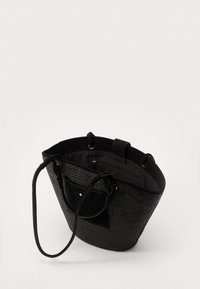 Schwarze geflochtene Tragetasche mit einem großen Öffnungsdesign. Sie verfügt über eine strukturierte Außenseite, ein schwarzes Innenfutter und goldfarbene Hardware-Akzente.