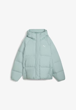 Svetlozelená pufrová bunda s kapucňou, veľkými prednými vreckami a zipsom. Vlastnosti zahŕňajú prešité panely a malé biele logo na hrudi.