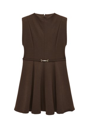 Robe marron sans manches avec corsage cintré, jupe évasée, tissu texturé et ceinture fine à boucle argentée à la taille.