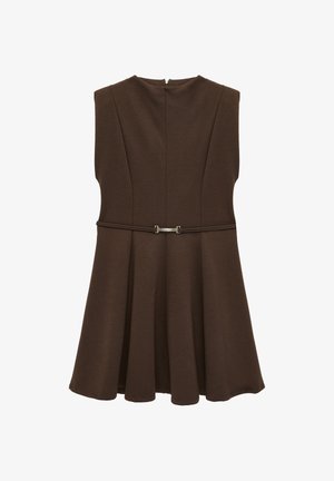 Robe marron sans manches avec corsage cintré, jupe évasée, tissu texturé et ceinture fine à boucle argentée à la taille.