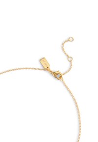 Guldkæde med en krabbe-lås, der har et rektangulært mærke. Kæden har et delikat design med små led.