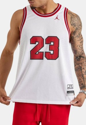 Maglietta da basket bianca con accenti rossi, caratterizzata da un motivo a rete, un audace "23" sul davanti e il logo Jordan sulla spalla.