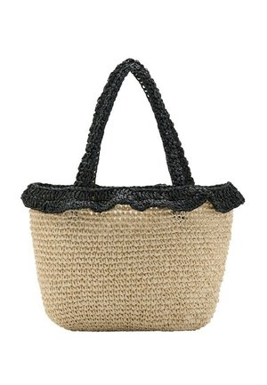 Bolso tote de paja beige tejido con asas trenzadas negras y borde superior negro con borde festoneado.