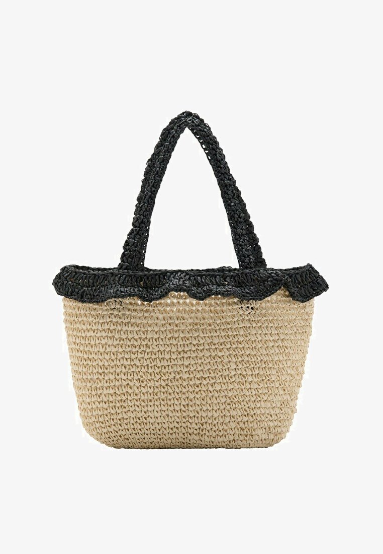 Beżowa torba na ramię z plecionej słomy z czarnymi, plecionymi rączkami i falistym czarnym obszyciem na górnej krawędzi.