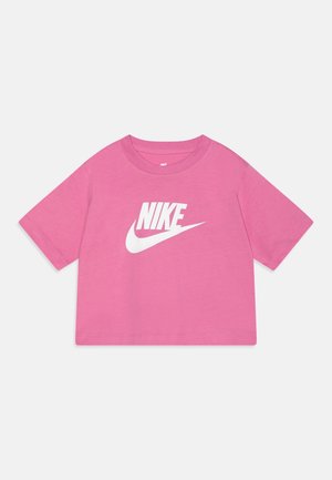 Różowy krótki t-shirt z krótkim rękawem, z białym logo Nike i znakiem Swoosh na środku przodu na jednolitym tle.