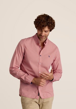 Rode button-up shirt met een geometrisch patroon in wit en blauwe accenten. Zachte stof met een kraag en lange mouwen.