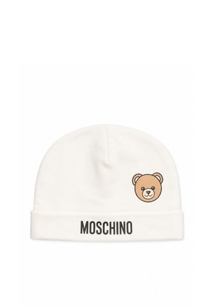 Hvid beanie med opbukket kant, der har et lille bamseansigt og ordet Moschino trykt i sort foran.