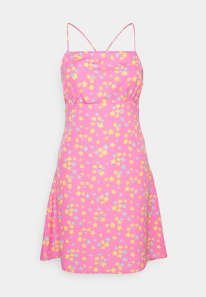 Pieces Petite, PCHUMUNA STRING SHORT DRESS - Φόρεμα ημέρας - fuchsia pink