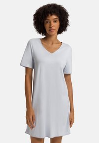 Světlé modré šaty s krátkým rukávem a designem ve tvaru písmene V, vyrobené z měkké látky, s volným střihem a rovním lemem.