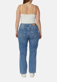 Blauwe denim jeans met een losse pasvorm, rechte pijpen en achterzakken met lap. De tailleband is voorzien van een lederen label met merknaam.