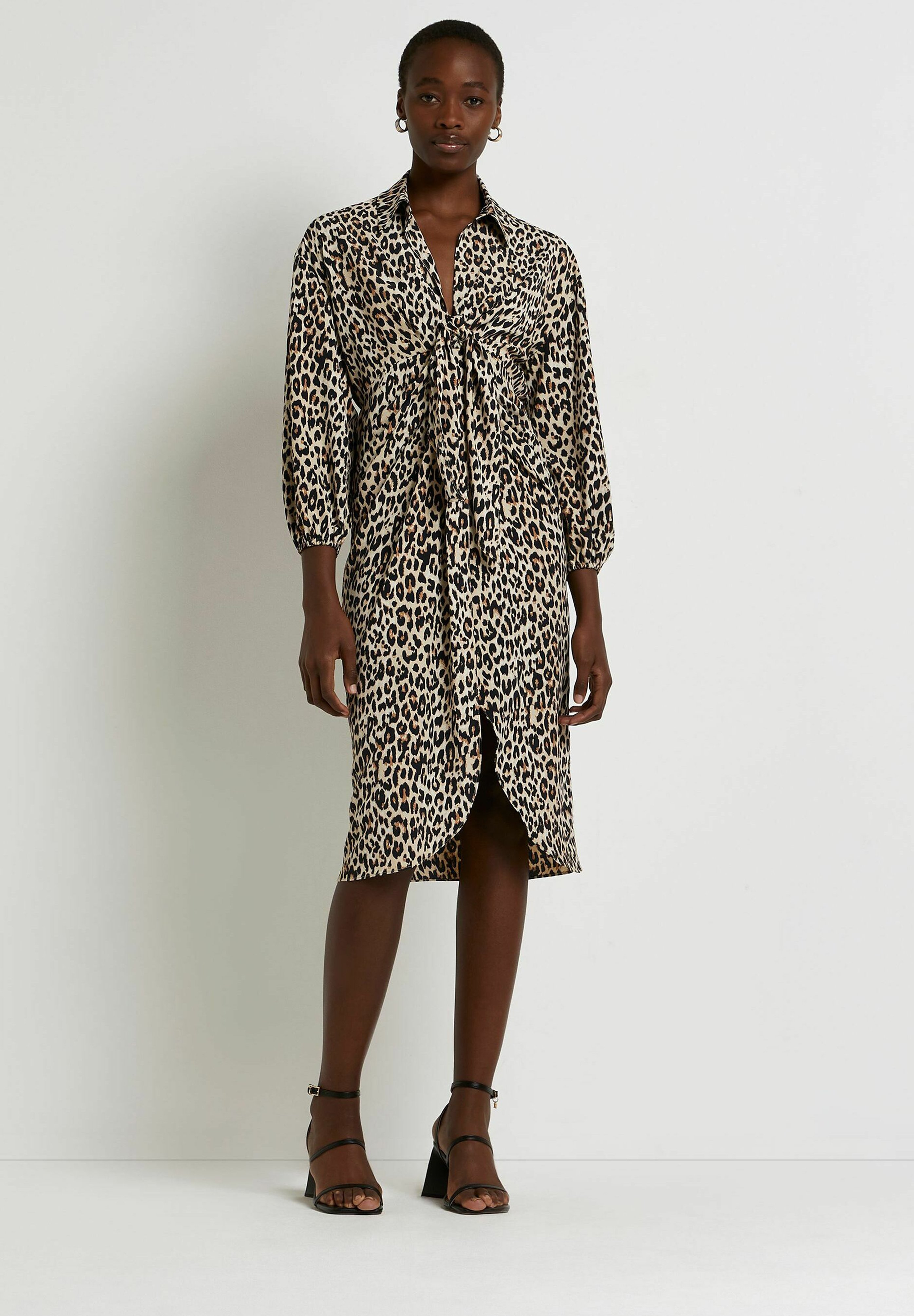 Este es el VESTIDO camisero de Zara que las MUJERES DE 50 AÑOS van a llevar  con zapatillas todo el día y con sandalias planas doradas para un plan de  tardeo