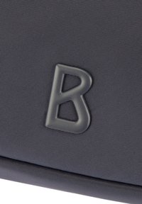 Sort tekstureret stof med en markant grå "B"-logo, der har en glat finish og rene linjer, velegnet til tasker eller etuier.
