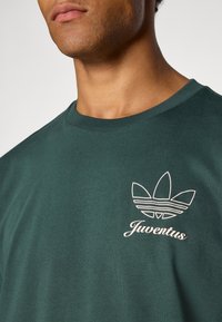 adidas Originals JUVENTUS ICON - Klubbklær - shadow green