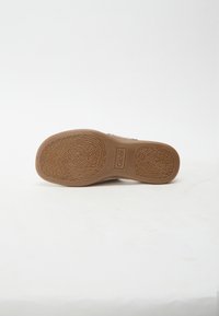 Καφέ λαστιχένια σόλα παπουτσιού με υφή που μοιάζει με αποτυπώματα δακτύλων. Εμφανίζει το λογότυπο της μάρκας "Gabor" και το μέγεθος "37".