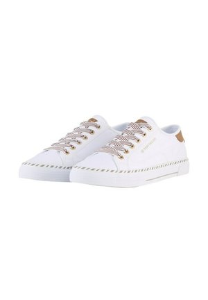 Witte canvas sneakers met gouden oogjes, bruine leren accenten en gestreepte veters. Platte rubberen zool met een decoratief stikpatroon.