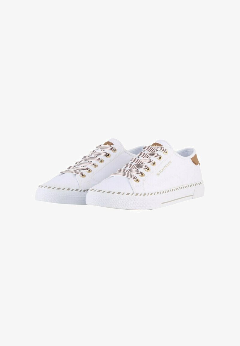 Witte canvas sneakers met gouden oogjes, bruine leren accenten en gestreepte veters. Platte rubberen zool met een decoratief stikpatroon.