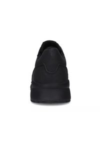 Sneaker nera con una finitura liscia e opaca. Presenta una punta arrotondata e una suola imbottita. Design minimalista. Nessun marchio visibile.